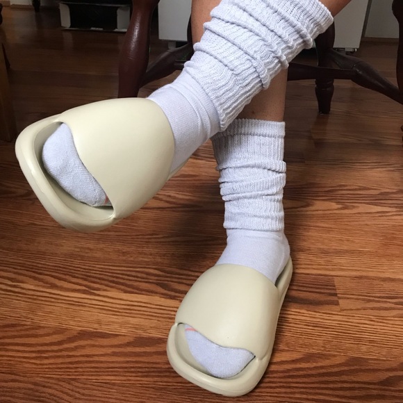 New white super comfy slide - Picture 8 of 9